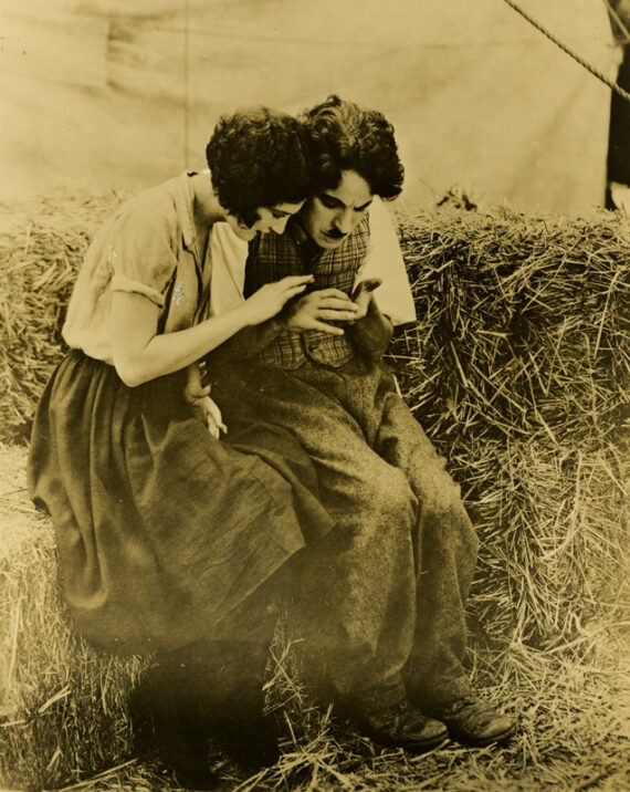 Merna Kennedy et Charlie Chaplin, tournage du film le Cirque - Tirage argentique d'époque - Photo Memory
