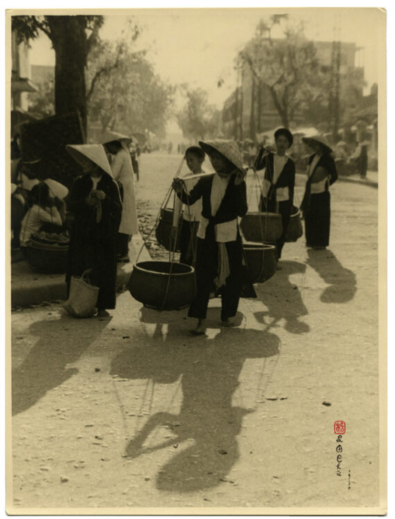 Hanoï : marchandes et leur palanche, Vietnam 1950 - Tirage argentique vintage, signé - Photo Memory