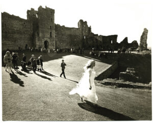 Brigitte Bardot au Château de Tantallon, en Ecosse - Tournage du film A coeur joie, 1966 - Tirage vintage - Photo Memory