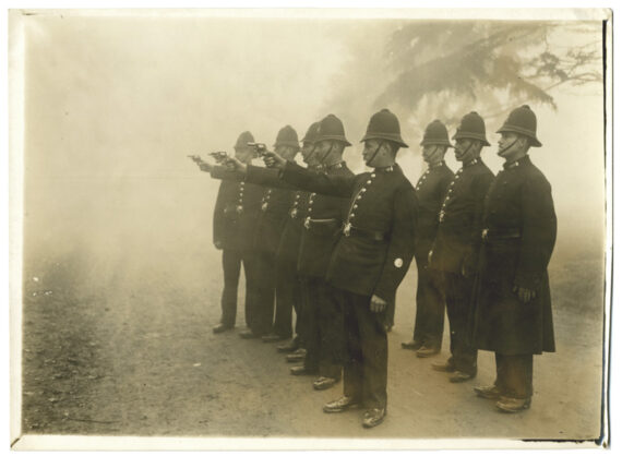 Bobbies en exercice de tir avec leur Webley British Bulldog - Tirage argentique d'époque, c. 1910 - Photo Memory