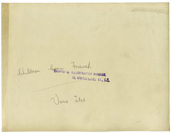 Drôle de classe de français à l'école anglaise - Timbre humide et mentions au dos du tirage, c. 1920