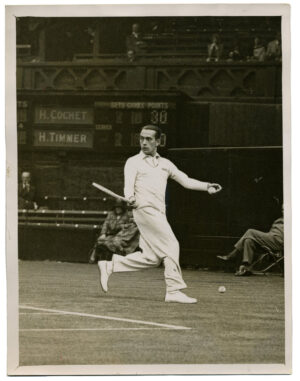 Henri Cochet sur le gazon de Wimbledon, 1930 - Tirage vintage de Tennis - Photo Memory