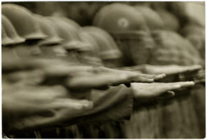 Chili : parade des soldats du coup d'état de 1973, par Sylvain Julienne - Tirage argentique d'époque - Photo Memory