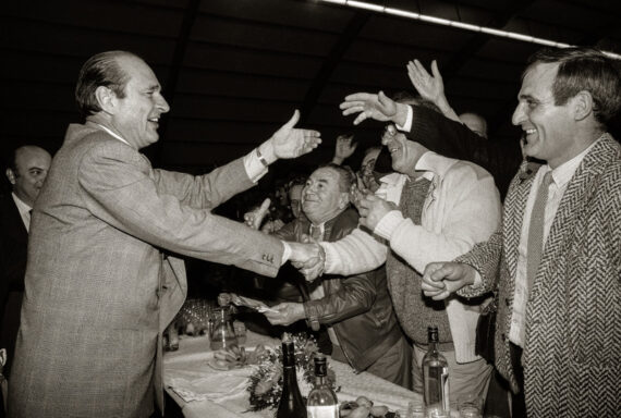 Jacques Chirac, Roi du bain de foule, par José Nicolas - Tirage noir et blanc sur papier baryté, numéroté, signé - Photo Memory