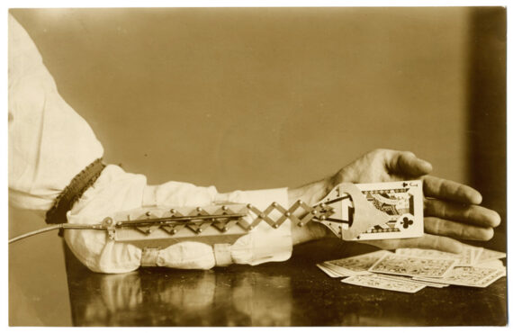 Poker : la main mécanique du tricheur - Tirage de presse d'époque, c. 1900 - Photo Memory