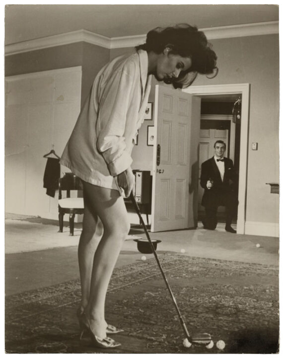 Eunice Gayson, golfeuse d'appartement dans James Bond contre Dr. No, 1962 - Tirage argentique d'époque - Photo Memory