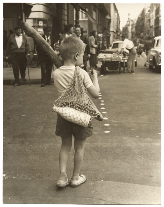 Petit garçon à la baguette, c. 1950 - Tirage argentique d'époque sur papier cartoline - Photo Memory