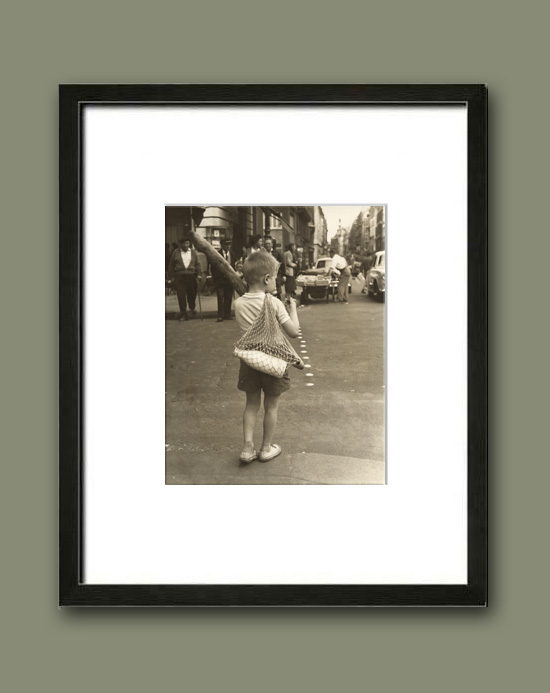 Petit garçon à la baguette, c. 1950 - Suggestion d'encadrement du tirage