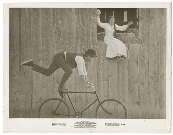 Paul Newman, cycliste acrobate dans Butch Cassidy et le Kid - Tirage argentique d'époque, 1969 - Photo Memory