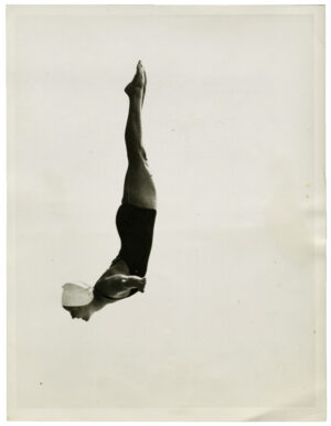 Le plongeon de Patricia McCormick, aux Jeux olympiques d'Helsinki, 1952 - Tirage de presse d'époque - Photo Memory