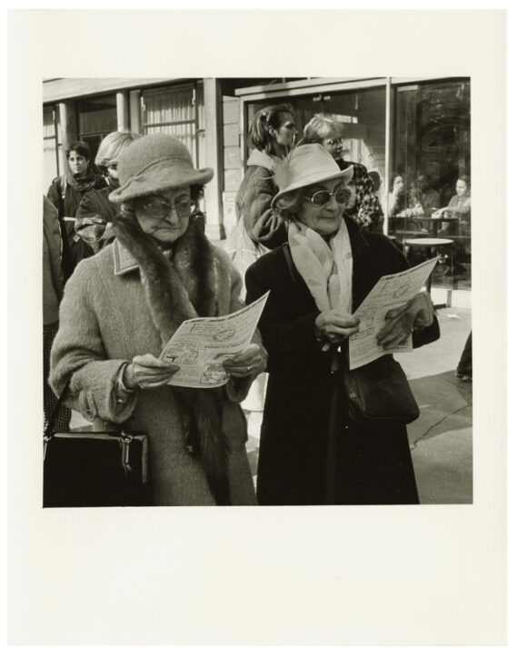 Les deux sœurs, ou une certaine idée de l'élégance parisienne, par José Nicolas - Tirage argentique sur papier baryté, signé, numéroté - Photo Memory