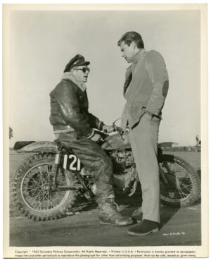 Steve McQueen sur sa Rickman Metisse Triumph, avec Robert Wagner - Tirage argentique d'époque, 1962 - Réf. de l'image, détail.