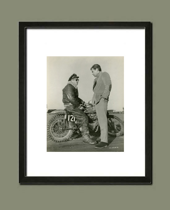 Steve McQueen sur sa Rickman Metisse Triumph, avec Robert Wagner - Tournage de L'homme qui aimait la guerre, 1962 - Tirage d'époque encadré, simulation