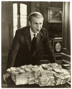 Steve McQueen et les dollars de l'Affaire Thomas Crown - Tirage argentique d'époque pour la promotion du film de Norman Jewison, 1968 - Photo Memory