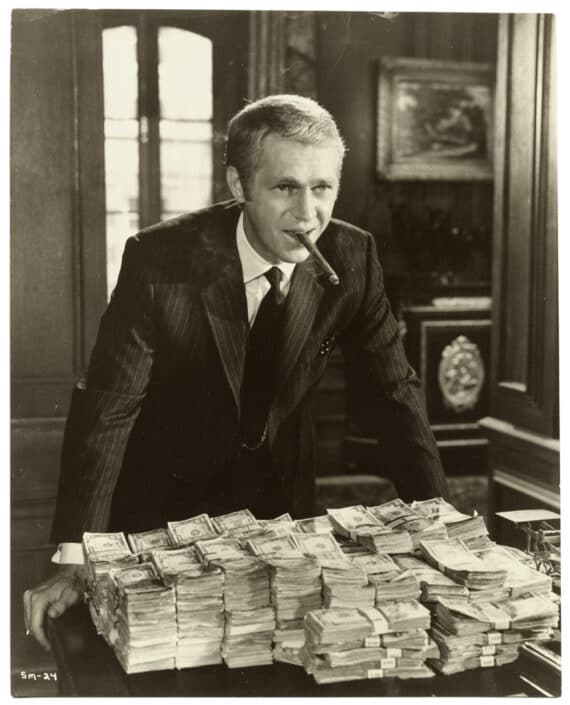 Steve McQueen et les dollars de l'Affaire Thomas Crown - Tirage argentique d'époque pour la promotion du film de Norman Jewison, 1968 - Photo Memory