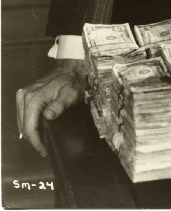 Steve McQueen et les dollars de l'Affaire Thomas Crown - Référence SM-24 dans le coin inférieur gauche de ce tirage d'époque