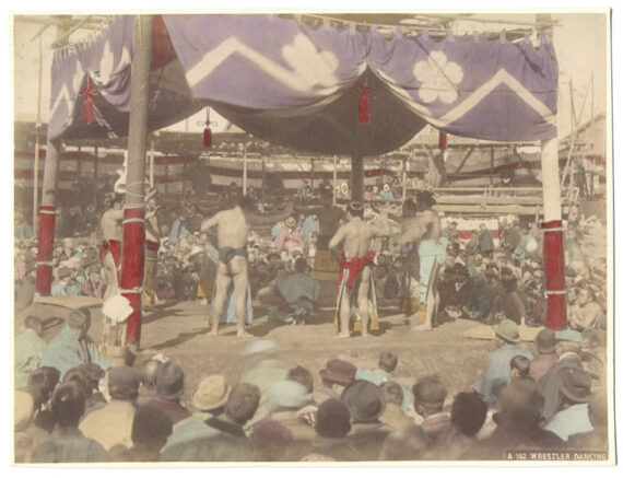 Sumo : cérémonie des lutteurs sur le dohyō, par Kusakabe Kimbei - Tirage albuminé, rehaussé à la main, c. 1870 - Photo Memory