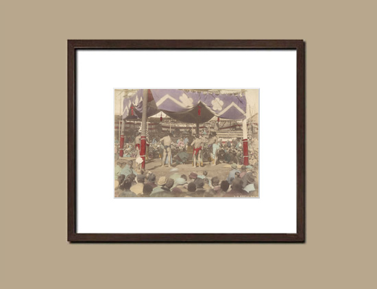 Sumo : cérémonie des lutteurs sur le dohyō, par Kusakabe Kimbei - Simulation d'encadrement du tirage albuminé, rehaussé de couleurs à la main