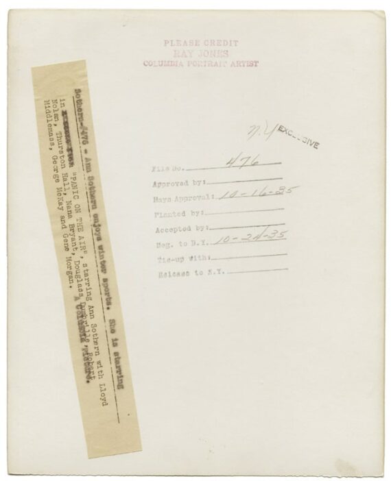 La skieuse des années 30, portrait d'Ann Sothern - Légende et mentions manuscrites au dos du tirage