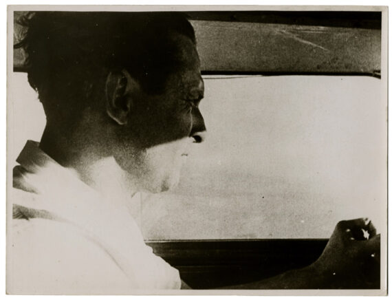 Jean Mermoz, portrait du pilote aux commandes de son avion - Tirage de presse c. 1935 - Photo Memory