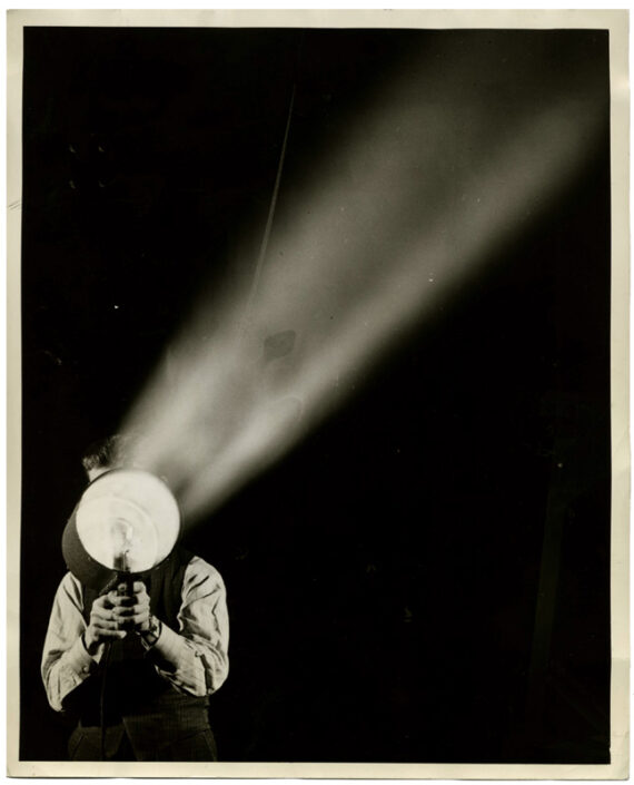 Sous le feu du projecteur, photographie de guerre de 1943 - Tirage de presse d'époque - Photo Memory