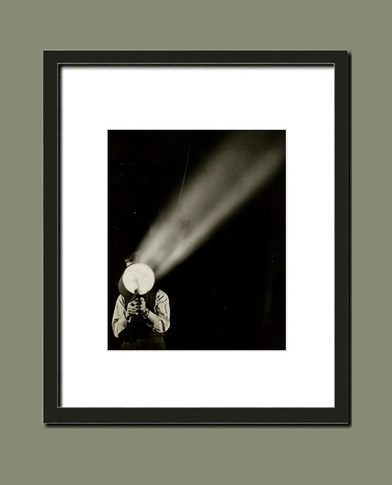 Sous le feu du projecteur, photographie de guerre de 1943 - Suggestion d'encadrement