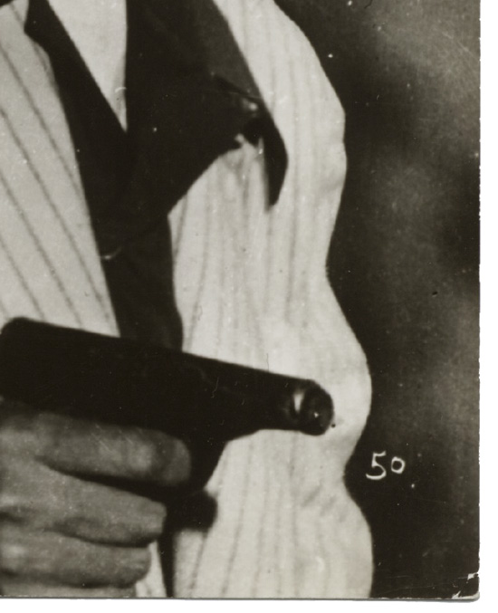 Toshira Mifune, photo du film Le Chien enragé - Référence 50 dans le coin inférieur droit de l'image.