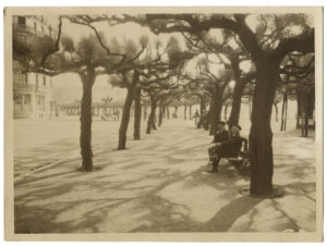 A l'ombre des tamaris de Saint-Sébastien, Espagne 1935 - Tirage argentique d'époque - Photo Memory