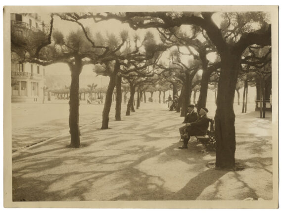 A l'ombre des tamaris de Saint-Sébastien, Espagne 1935 - Tirage argentique d'époque - Photo Memory