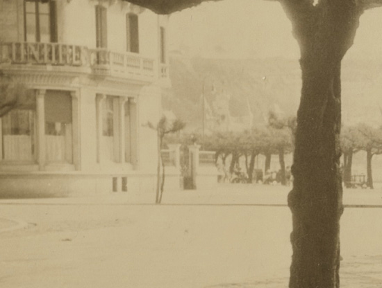 A l'ombre des tamaris de Saint-Sébastien, c. 1935 - Hôtel de Londres - Détail de la photographie
