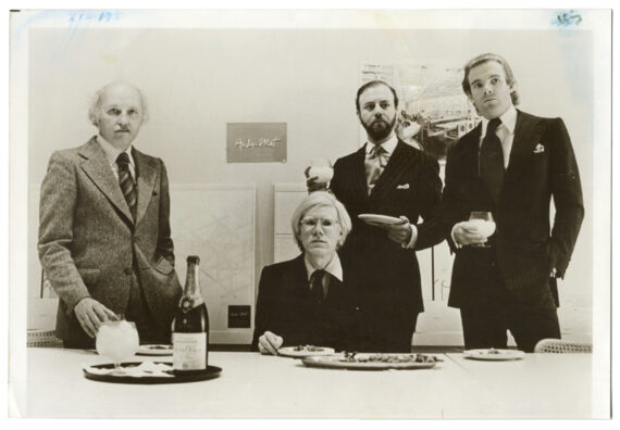 Andy-Mat : Andy Warho présente son restaurant avec ses partenaires, 1977 - Tirage de presse sur papier R.C. - Photo Memory