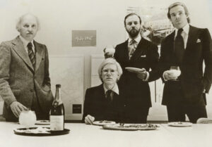 Restaurant Andy-Mat : Andy Warhol et ses partenaires, 1977 - Tirage d'époque sur papier R.C. - Photo Memory