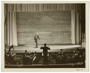 Chaplin dans la peau du clown Calvero, photographie des Feux de la rampe - Tirage argentique d'époque, 1952 - Photo Memory