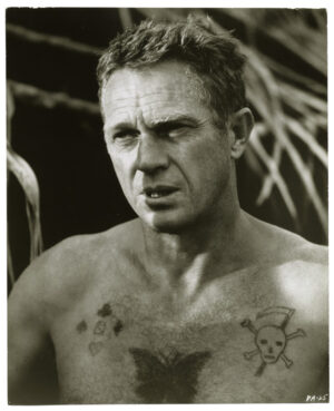 Steve McQueen, tatoué pour le film Papillon, 1973 - Tirage argentique d'époque - Photo Memory