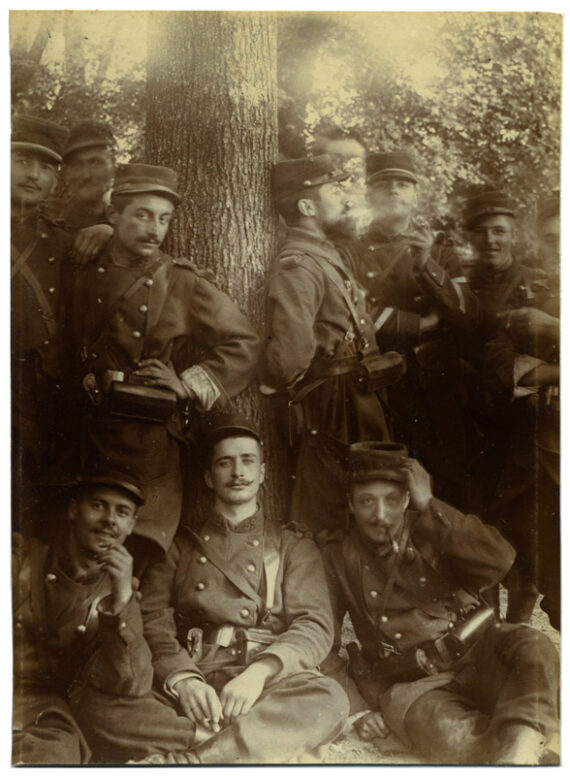 Les drôles de copains du régiment, photographie anonyme, c. 1910 - Aristotype - Photo Memory