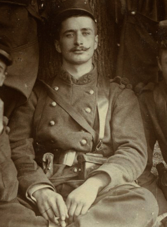 Les drôles de copains du régiment, photographie anonyme, c. 1910 - Détail du soldat du 59e régiment d'infanterie, de Foix