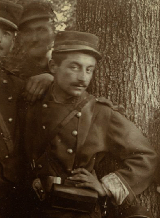 Les drôles de copains du régiment, photographie anonyme, c. 1910 - Détail du personnage de gauche