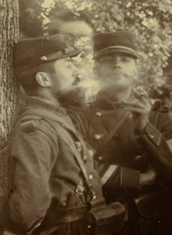 Les drôles de copains du régiment, photographie anonyme, c. 1910 - Détail du soldat barbu nonchalant