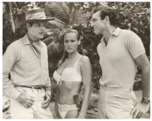 Ursula Andress entre Jack Lord et Sean Connery, tournage de James Bond contre Dr. No, 1962 - Tirage argentique vintage - Photo Memory