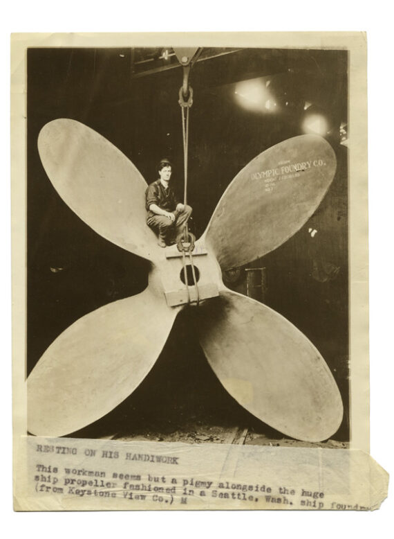 Photographie d'hélice de paquebot géante, c. 1920 - Tirage de presse d'époque avec légende tapuscrite en anglais