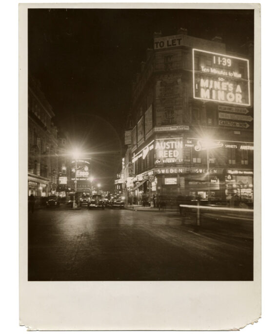 Les lumières de Coventry Street, Londres des années 30, par A. Grün - Tirage argentique d'époque - Photo Memory