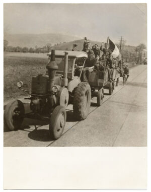 Le tracteur de la Liberté, prisonniers français de retour en 1945 - Tirage argentique d'époque - Photo Memory