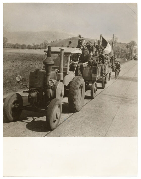 Le tracteur de la Liberté, prisonniers français de retour en 1945 - Tirage argentique d'époque - Photo Memory