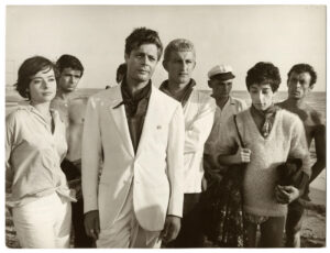 Marcello Mastroiani en costume blanc, scène de la Dolce Vita - Tirage argentique d'époque, 1960 - Photo Memory