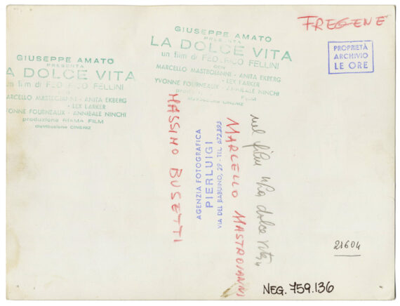 Marcello Mastroiani en costume blanc, la Dolce Vita - Timbres humides au dos du tirage, 1960