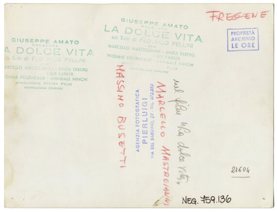 Marcello Mastroiani en costume blanc, la Dolce Vita - Timbres humides au dos du tirage, 1960