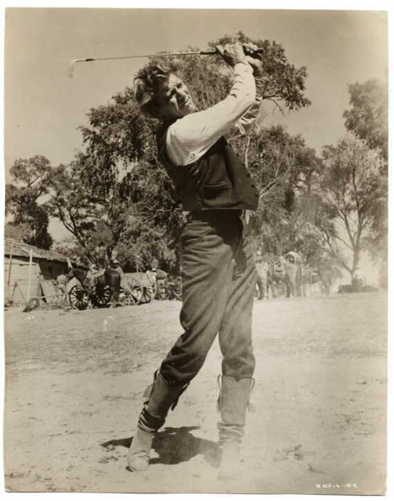 Burt Lancaster, cow-boy golfeur, tournage de The Unforgiven (1959) - Tirage argentique d'époque - Photo Memory