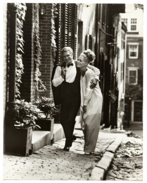 Acorn Street, Boston : Steve McQueen et Faye Dunaway en amoureux dans L'Affaire Thomas Crown - Tirage argentique d'époque, 1967 - Photo Memory