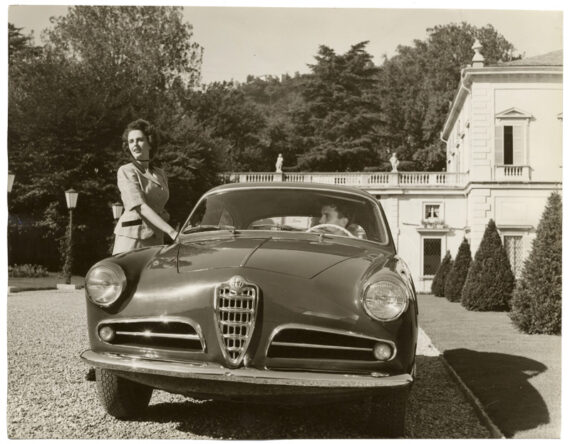 La Dolce Vita en Alfa Romeo Giulietta Sprint, par Federico Patellani - Tirage d'époque, 1954 - Photo Memory