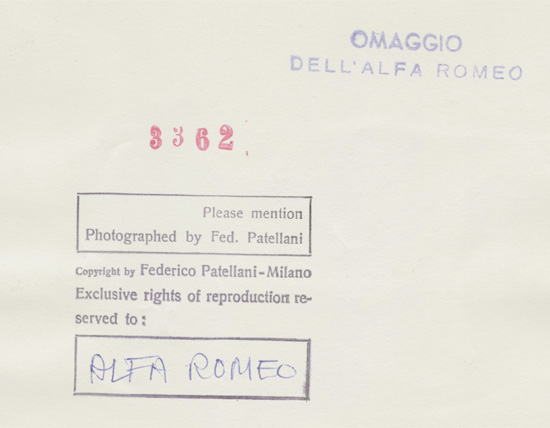 La Dolce Vita en Alfa Romeo Giulietta Sprint, par Federico Patellani - Détail du timbre humide du photographe italien, au dos du tirage.
